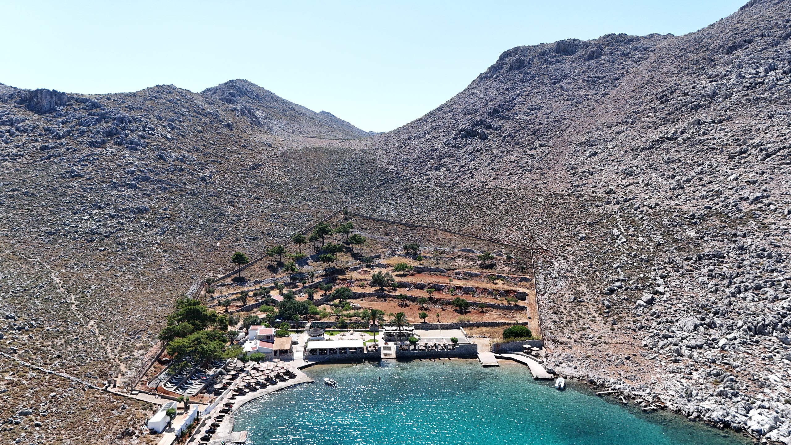 El complejo turístico en Agia Marina en Symi, Grecia, donde se encontró el cuerpo de Mosley cerca